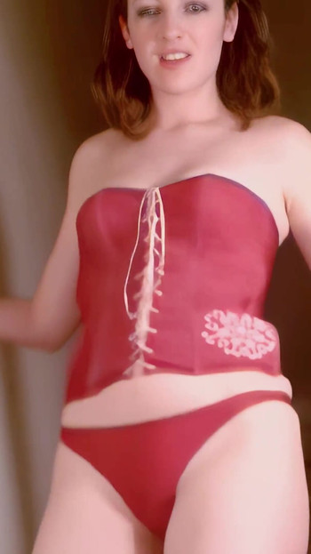 Emy: Si rambut coklat muda yang cantik Emy menari dan berbogel di tangga