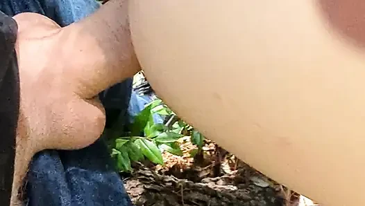Amateur couple improvises a sudden fuck in the woods