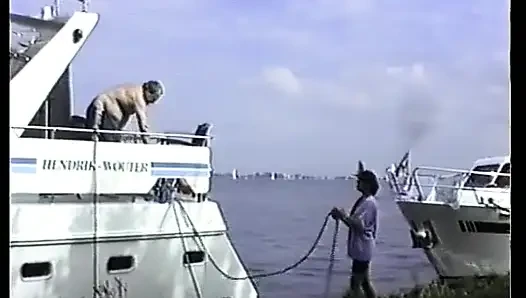 Немецкую шлюшку хардкорно трахнули на лодке