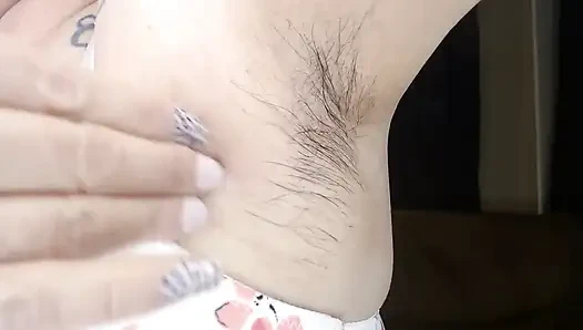 Kıllı koltuk altı yakın çekim yağlanmış taraklı