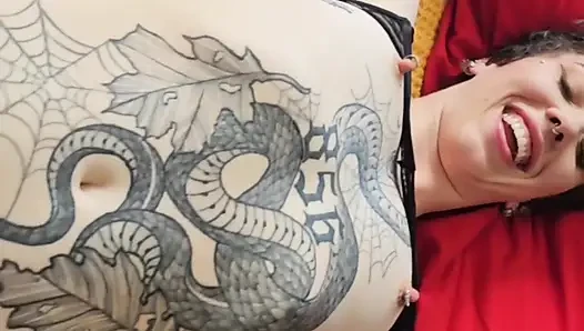 Cowok bertato dengan kontol besar dientot habis-habisan sama kontol besar pria kulit hitam sampai dicrot di dalam