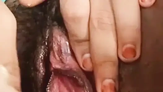 Hintli üniversiteli genç kız mastürbasyon yapıyor