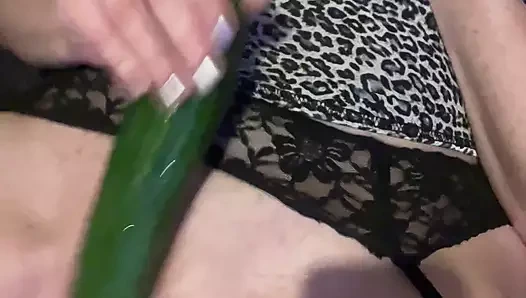 Mentimun besar di memek kecil - orgasme basah gemetar