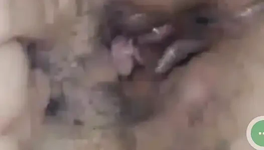 Играю с ее мокрой киской крупным планом