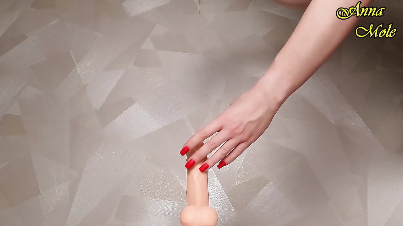 Ich stelle mir deinen harten pulsierenden schwanz in mir vor, während ich einen dildo reite
