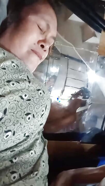 Islak ve gorgeus amına kıkırdayarak boşalıyor