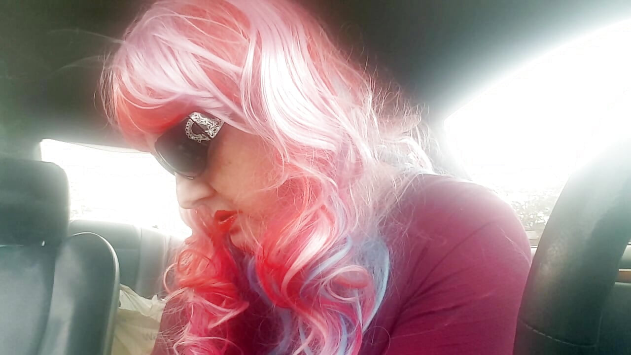 Madura TG CD Rainbow Wig luvas de couro fumando VS120s como um PRO em seu carro