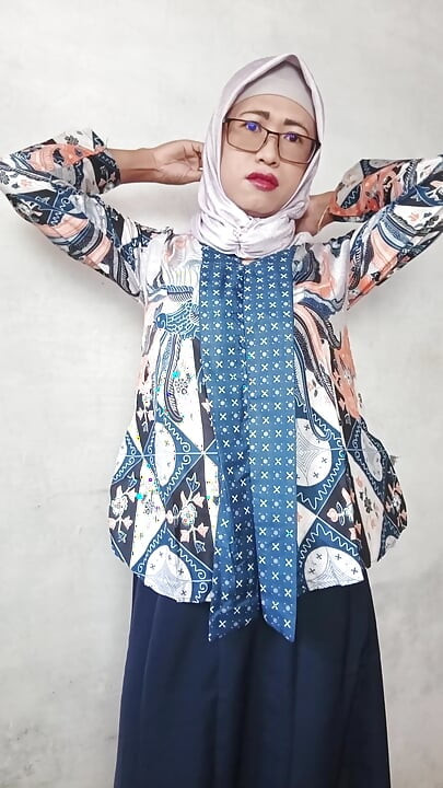 Hijab shemales met grote pikken masturberen totdat ze klaarkomt