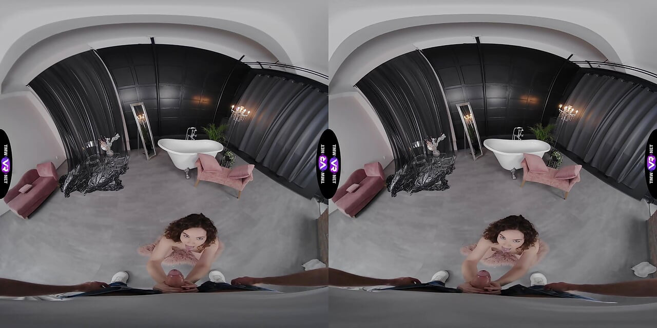 Cachonda Simona Purr convierte el argumento de la cola de baño en un juego de sexo apasionado - teenmegaworld