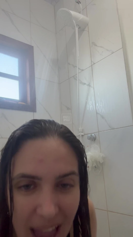Ungezogene Tante ruft nackt während der Dusche