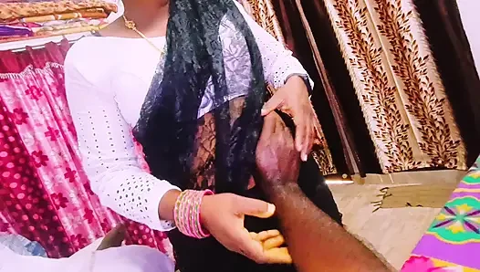 Ibu rumah tangga cantik dengan kain sosis hitam selingkuh sayangnya ngentot ayah suaminya telugu sambil ngomong jorok.