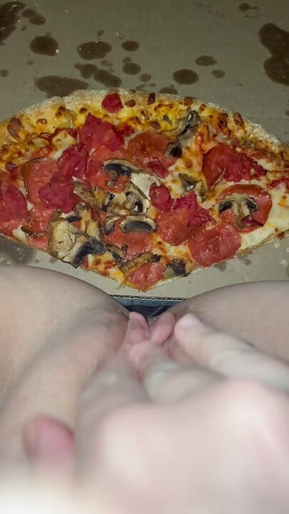 PIZZA TEEN MASTURBATION -KINKY FOOD FETISH-FEMALE WEIRD ARAB PORN-REAL ORGASM- AMATEUR- ARABIAN SNOWWHITE-USA LOS ANGELES 2025 G