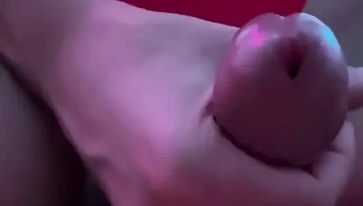 Saat dia pulang kerja, aku minta dia merawat penisku