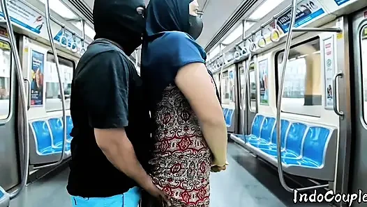 Hijab asia semok disetubuhi di dalam kereta Hijab Busty asian fucked inside a train