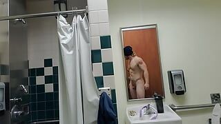 Etwas nach dem training, spaß im badezimmer im fitnessstudio posiert