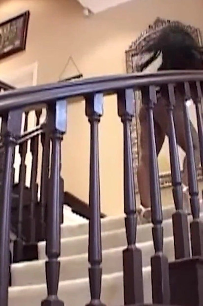 Crna cura uzima dva frajera jednog za drugim i obojica joj daju spermu unutra