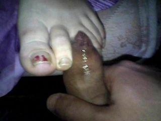 Esposa trabajando con el pie semen en los dedos de los pies