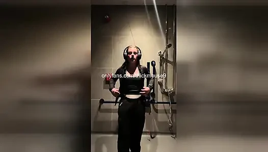 Zar zor reşit olan kız tiktok canlı yayın sırasında sert parmaklanıyor!