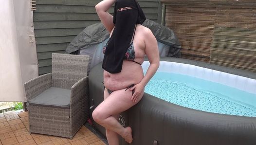 Sexy ehefrau mit dicken brüsten strippt in niqab und string-bikini