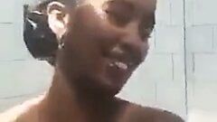 美丽的索马里女孩在淋浴