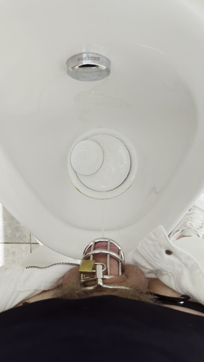 これが今の私の人生です。貞操檻の小便器に立っておしっこをすることを学びました。