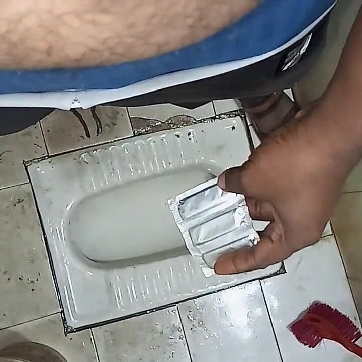Soția mea fute o pulă cu vibrator sărutându-se