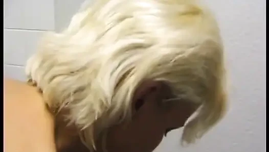 Blonde amateur chick gets fucked from behind