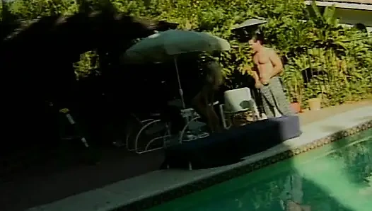 Милфа-блондинка с большими сиськами скачет на хуе на заднем дворе