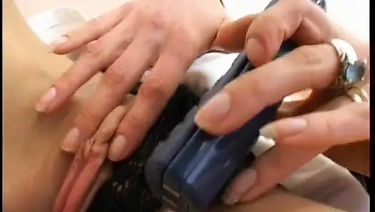 Brünette brünette schlampe masturbiert und spricht am telefon