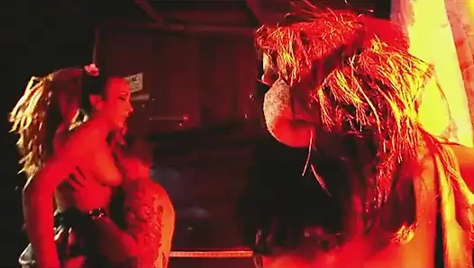 Azgın sarışın bağlı piliç yanında otururken sikiliyor