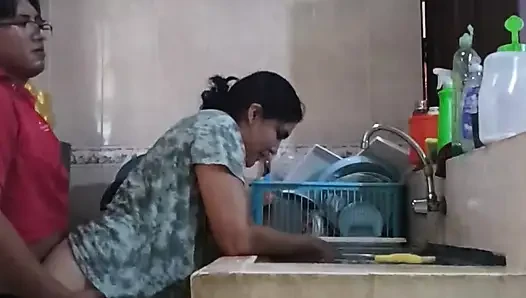 Cewek semok latina dientot habis-habisan di dapur