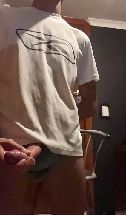 Mike acariciando