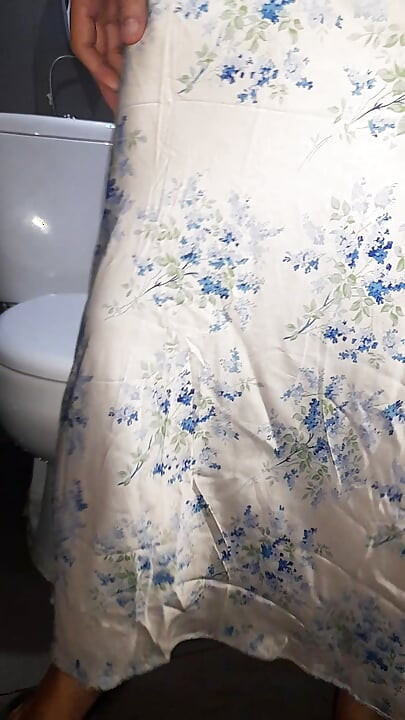 ارتداء الملابس المتقاطعة نائب الرئيس مرتدية فستان الرقبة الساتان الرسن