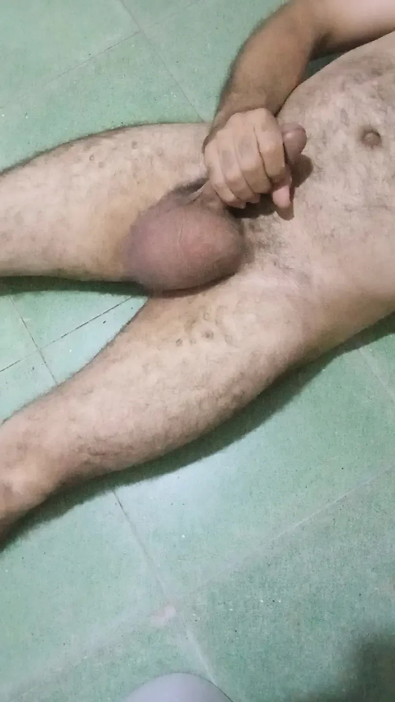 Masturbación con la mano en la ducha de la casa de mi amigo