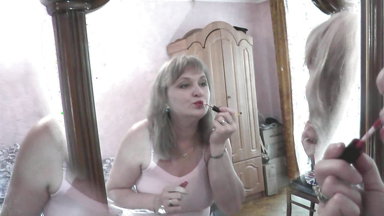 MILF. Solo para amigos. Sexy madura com dedos na buceta molhada, gozada e tem forte orgasmo. Punheta esguichando Grande rabo natural dos peitos