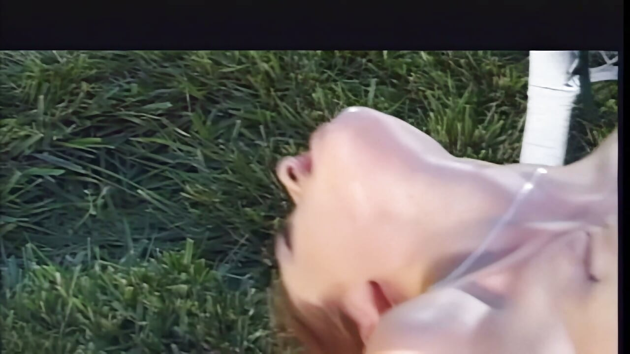 빨간 머리 비키니 걸레가 수영장에서 거칠게 박혔다