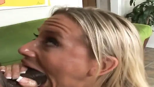 Irklararası orta yaşlı seksi kadınlar büyük götlü sahne 1_blonde, ev hanımı sert bir ırklararası sikişiyor