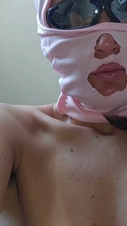 Sexy brunette naken på kjøkkenet. Latina med hårete fitte, stor rumpe, store pupper og store brystvorter. | Klipp 1