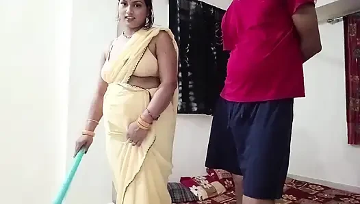Riya Bhabhi efendisinin evini süpürüyordu, sahibi seksi konuşarak cinsel ilişki kurdu.