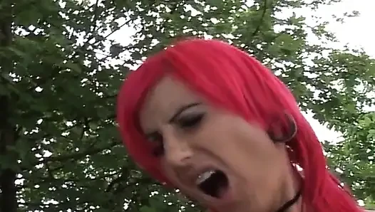 Sie ist amateur-schlampe aus deutschland, die gerne im pub masturbiert