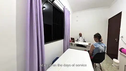 Dokter orthopedi melepas pakaian pasien dan ejakulasi di wajahnya.