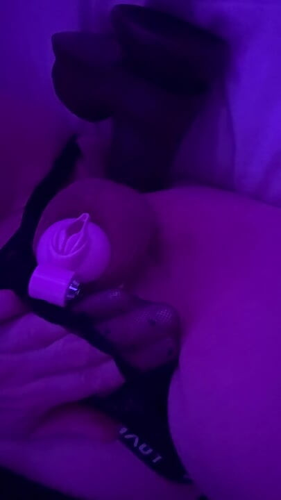 Juguete de bbc en mi culo con mi linda jaula rosa