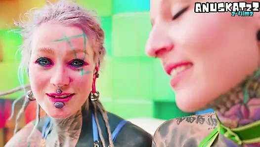 ALT tätowierte süße in glänzendem latex, lesbischer strap-on-fick mit deutschem dirtytalk
