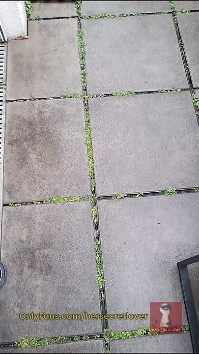Ma voisine de 18 ans m’a surpris en train de me masturber - puis j’ai insémité ma chatte mariée sans capote