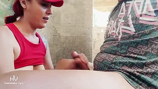 Istri nakal ini kabur untuk nyepong kontol kuli bangunan yang rusak