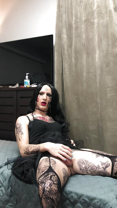 Masturbación mariquita tatuada extremadamente caliente