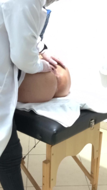 Ključni trenutak iz filma "Ginekolog obavlja rektalni pregled s prstima u njezinoj guzici."