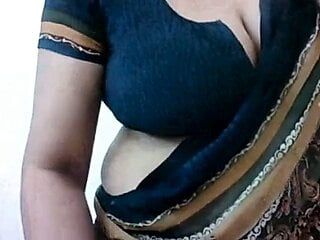 Fantastisk show av stora bröst av en indisk hemmafru på kameran