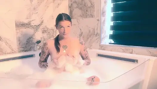 Cewek inggris lagi asik mandi dan mandi