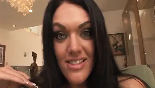 Фигуристую милфу-брюнетку широко растянул массивный анал с большим черным членом